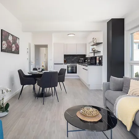 Tt With Sea View And Private Parking Apartment Makarska