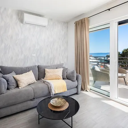 Tt With Sea View And Private Parking *